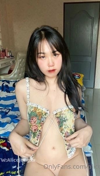 ภาพโป๊สาวไทย น้อง Alicejung สาวหน้าคมนมสวยโดนใจ