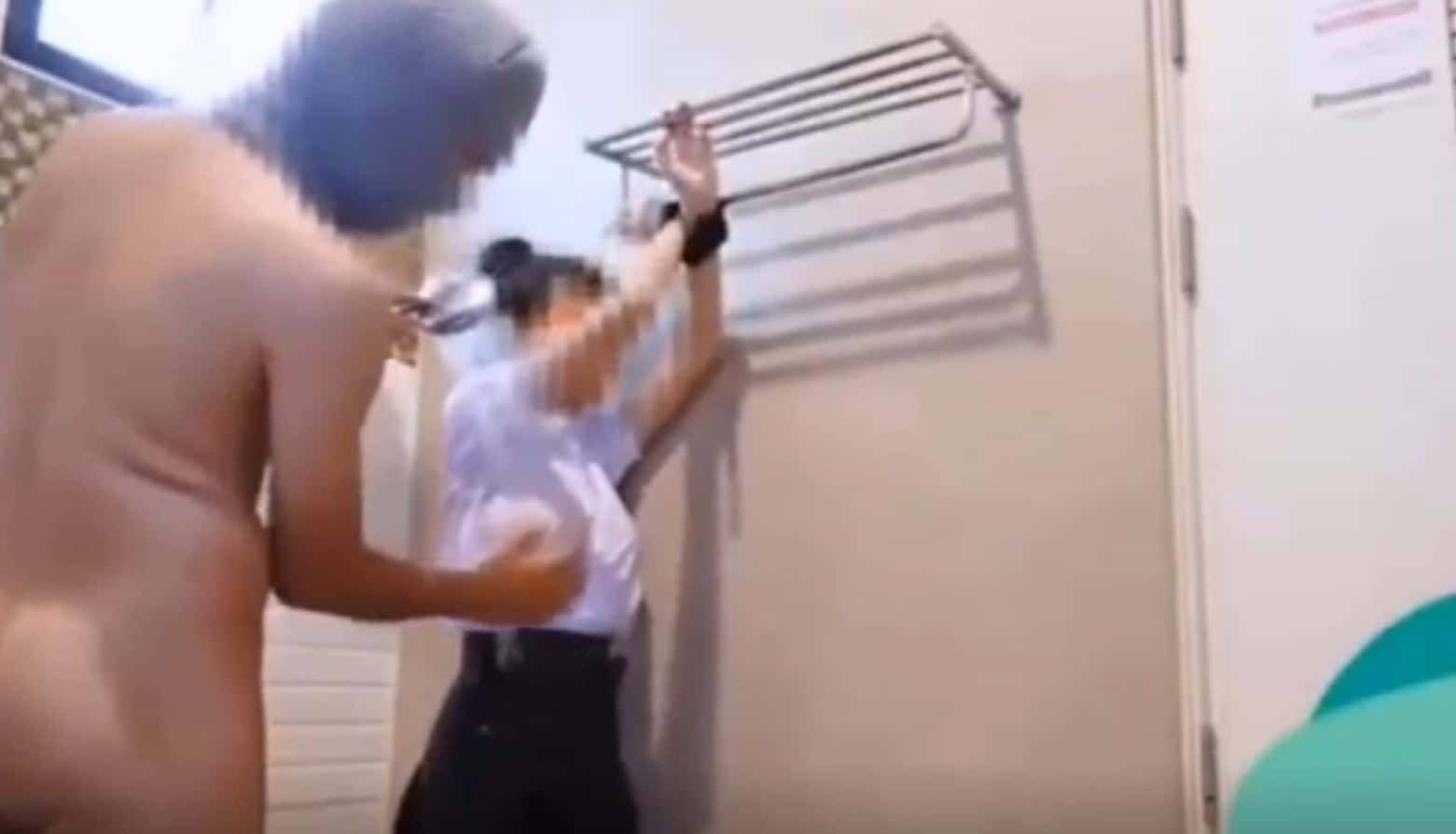 สาวนักเรียนมอปลาย เจอพี่โม่งสุดโหด จับเย็ดในห้องน้ำ