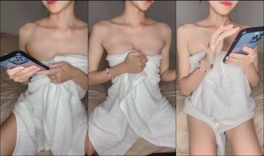 สาวสวยไลฟ์สดโชว์งานเด็ด ใส่ผ้าขนหนูมาคุยกับหนุ่มๆ นมนี่ล้นออกมาเลยทีเดียว